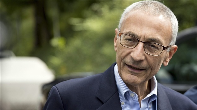 John Podesta accuse Julian Assange, le fondateur de WikiLeaks, de faire le jeu de Donald Trump dans la course à la Maison-Blanche. John Podesta accuse Julian Assange, le fondateur de WikiLeaks, de faire le jeu de Donald Trump dans la course à la Maison-Blanche.