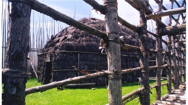 Une maison longue sur le site Droulers-Tsiionhiakwatha, chef-lieu de l'Iroquoisie laurentienne. Une maison longue sur le site Droulers-Tsiionhiakwatha, chef-lieu de l'Iroquoisie laurentienne.