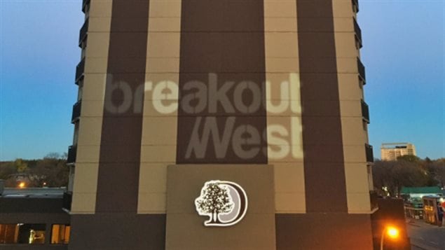 Le logo du BreakOut West est affiché sur un édifice de la ville de Regina. Le logo du BreakOut West est affiché sur un édifice de la ville de Regina.