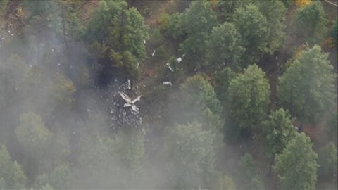 Une image de l'écrasement de l'avion dans lequel se trouvait Jim Prentice survenu jeudi soir en Colombie-Britannique Une image de l'écrasement de l'avion dans lequel se trouvait Jim Prentice survenu jeudi soir en Colombie-Britannique