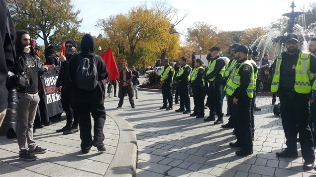Les agents de la police de Québec ont dû intervenir devant l'Assemblée nationale. Les agents de la police de Québec ont dû intervenir devant l'Assemblée nationale.