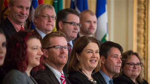 La ministre fédérale de la Santé, Jane Philpott (en bas au centre) en compagnie de ses homologues provinciaux et territoriaux en janvier 2016. La ministre fédérale de la Santé, Jane Philpott (en bas au centre) en compagnie de ses homologues provinciaux et territoriaux en janvier 2016.