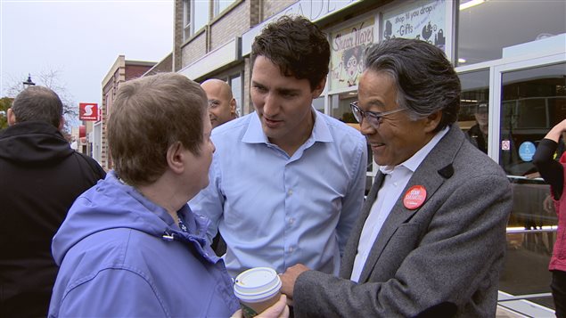 Justin Trudeau est venu à Medicine Hat la semaine dernière pour mousser la candidature du libéral Stan Sakamoto. Ici, ils rencontrent une électrice qui marchait dans la rue. Justin Trudeau est venu à Medicine Hat la semaine dernière pour mousser la candidature du libéral Stan Sakamoto. Ici, ils rencontrent une électrice qui marchait dans la rue.
