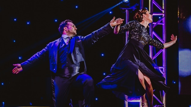Marie Turgeon et Louis-Philippe Dandenault dans un fox trot sur la scène des Dieux de la danse. Marie Turgeon et Louis-Philippe Dandenault dans un fox trot sur la scène des Dieux de la danse.