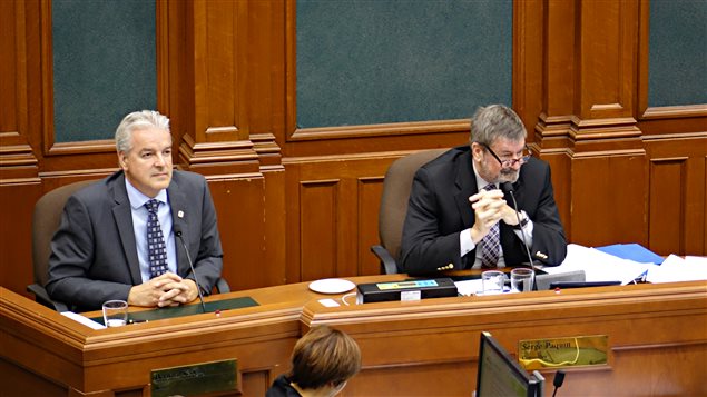 Bernard Sévigny et Serge Paquin, dans la salle du conseil municipal de Sherbrooke Bernard Sévigny et Serge Paquin, dans la salle du conseil municipal de Sherbrooke