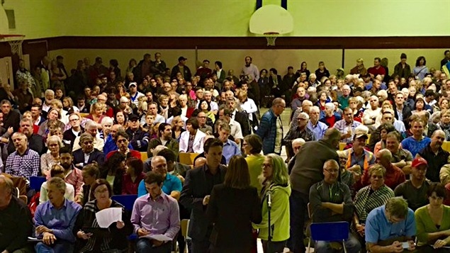 Près de 400 personnes se sont présentées à L'Orignal, pour discuter du projet de cimentrie. Près de 400 personnes se sont présentées à L'Orignal, pour discuter du projet de cimentrie.