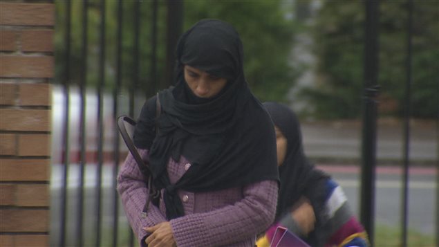 Musulmane portant le hijab, un foulard avec lequel elle se recouvre les cheveux, les oreilles et le cou Musulmane portant le hijab, un foulard avec lequel elle se recouvre les cheveux, les oreilles et le cou
