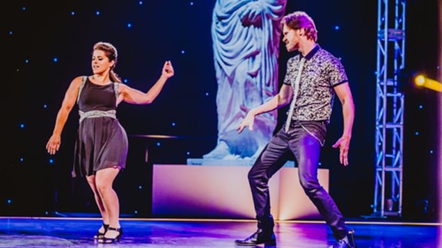Anaïs Favron et Martin Vachon dansent un cha cha sur la scène des Dieux de la danse. Anaïs Favron et Martin Vachon dansent un cha cha sur la scène des Dieux de la danse.