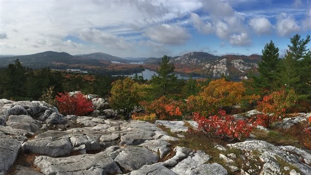 Un scène d'automne avec des montagnes de granite. Un scène d'automne avec des montagnes de granite.