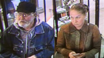 Les deux suspects recherchés pour un vol commis dans une bijouterie de Charlottetown. Les deux suspects recherchés pour un vol commis dans une bijouterie de Charlottetown.