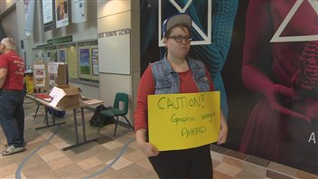 Certains étudiants ont également tenté de dévier le chemin des passants, pour faire en sorte qu'ils évitent le kiosque de Bill Whatcott. Certains étudiants ont également tenté de dévier le chemin des passants, pour faire en sorte qu'ils évitent le kiosque de Bill Whatcott.
