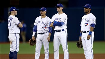 Rencontre des joueurs d'avant-champ: Donaldson, Emcarnacion, Tulowitzki et Goins. Rencontre des joueurs d'avant-champ: Donaldson, Emcarnacion, Tulowitzki et Goins.