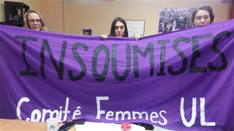 Le comité avait apposé des banderoles au pavillon Desjardins. Le comité avait apposé des banderoles au pavillon Desjardins.