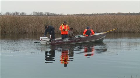 Suivant de nouvelles informations au sujet de sa fille, Wilfred Catcheway et un groupe de bénévoles cherchent dans une rivière près de Duck Bay au Manitoba.
Suivant de nouvelles informations au sujet de sa fille, Wilfred Catcheway et un groupe de bénévoles cherchent dans une rivière près de Duck Bay au Manitoba.