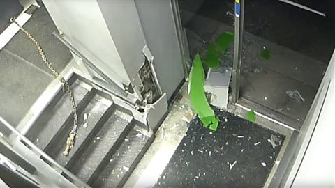 Capture d'écran d'une caméra de surveillance filmant un vol de guichet automatique. Capture d'écran d'une caméra de surveillance filmant un vol de guichet automatique.