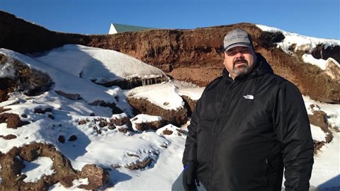 Daniel Duguay, derrière sa résidence de Cap-Bateau, en janvier 2016. Daniel Duguay, derrière sa résidence de Cap-Bateau, en janvier 2016.