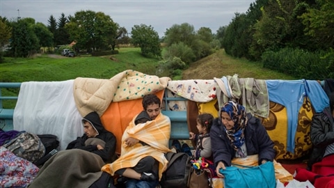 Des migrants attendent qu'on leur ouvre la frontière sur le pont de Harmica, de la Croatie vers la Slovénie. Des migrants attendent qu'on leur ouvre la frontière sur le pont de Harmica, de la Croatie vers la Slovénie.
