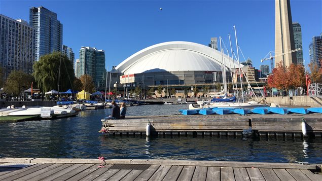 Photo du Centre Rogers de Toronto vue du port Photo du Centre Rogers de Toronto vue du port