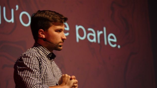 Gabriel Nadeau-Dubois accueille les 400 personnes venues participer à la consultation publique Faut qu'on se parle, à Sherbrooke. Gabriel Nadeau-Dubois accueille les 400 personnes venues participer à la consultation publique Faut qu'on se parle, à Sherbrooke.