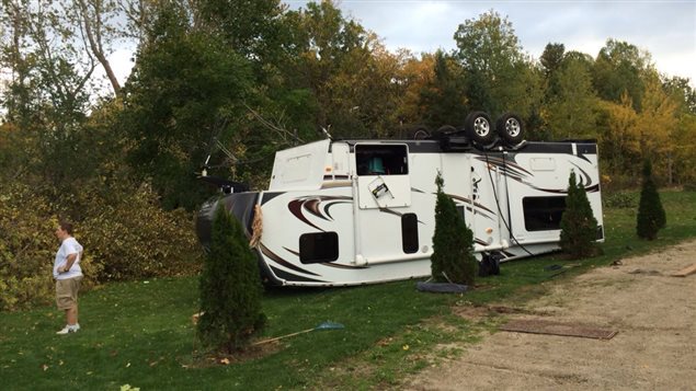 Une caravanne renversée par une tornade Une caravanne renversée par une tornade