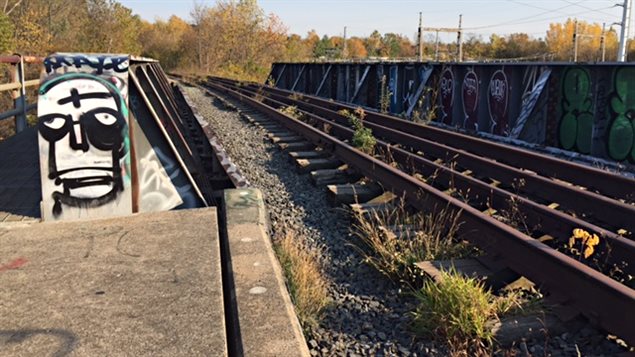 Le chemin de fer qui surpasse la rue Wellington Sud à Sherbrooke n'est plus utilisé Le chemin de fer qui surpasse la rue Wellington Sud à Sherbrooke n'est plus utilisé