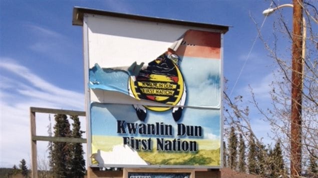 enseigne indiquant la Première Nation Kwanlin Dun enseigne indiquant la Première Nation Kwanlin Dun