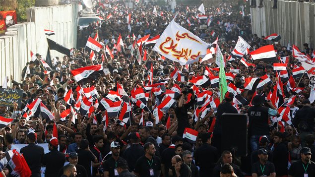 Des milliers de partisans de Moqtada Sadr ont défilé devant l'ambassade turque en Irak mardi. Des milliers de partisans de Moqtada Sadr ont défilé devant l'ambassade turque en Irak mardi.