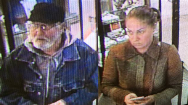 Les deux suspects recherchés pour un vol commis dans une bijouterie de Charlottetown. Les deux suspects recherchés pour un vol commis dans une bijouterie de Charlottetown.