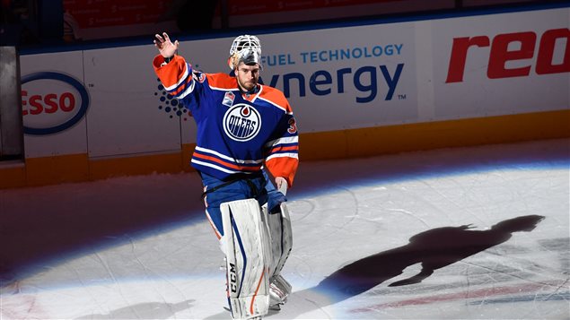 Le gardien des Oilers Cam Talbot salue la foule après une victoire face aux Hurricanes de la Caroline Le gardien des Oilers Cam Talbot salue la foule après une victoire face aux Hurricanes de la Caroline