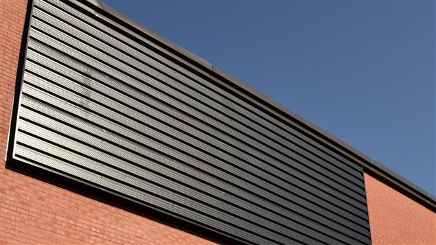 Voici à quoi ressemble le nouveau mur solaire de l'École de l'Odyssée de Valcourt. Voici à quoi ressemble le nouveau mur solaire de l'École de l'Odyssée de Valcourt.