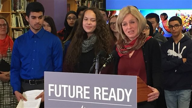 La première ministre albertaine Rachel Notley prend la parole lors d'une conférence de presse pour le lancement d'un sondage sur la réforme des programmes scolaires. La première ministre albertaine Rachel Notley prend la parole lors d'une conférence de presse pour le lancement d'un sondage sur la réforme des programmes scolaires.