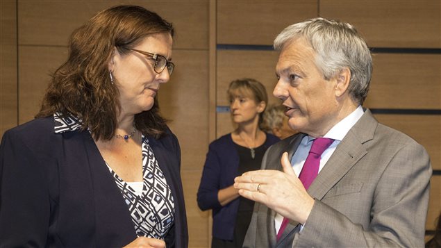 La commissaire européenne au Commerce, Cecilia Malmström, et le ministre belge des Affaires étrangères, Didier Reynders, le 18 octobre 2016 au Luxembourg La commissaire européenne au Commerce, Cecilia Malmström, et le ministre belge des Affaires étrangères, Didier Reynders, le 18 octobre 2016 au Luxembourg