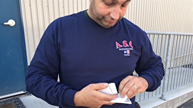 Yannick Paré tient dans ses mains plusieurs cartes de policiers venus constater des dégâts à son commerce Yannick Paré tient dans ses mains plusieurs cartes de policiers venus constater des dégâts à son commerce