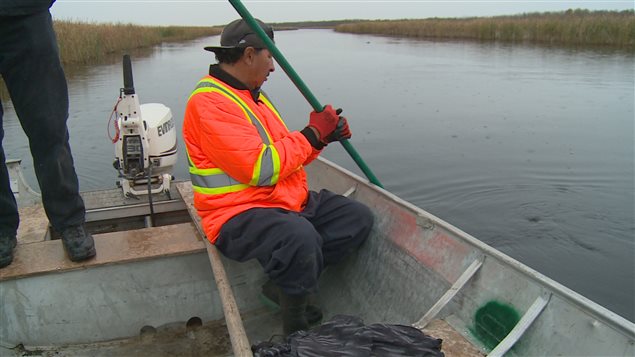 Wilfred Catcheway utilise une caméra sous-marine pour examiner sous l’eau de la rivière à Duck Bay.
Wilfred Catcheway utilise une caméra sous-marine pour examiner sous l’eau de la rivière à Duck Bay.
