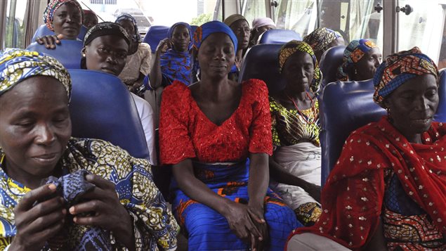 Des membres des familles des étudiantes kidnappées s'apprêtent à rencontrer des membres du gouvernement nigérian qui négocie la libération de 83 autres écolières. Des membres des familles des étudiantes kidnappées s'apprêtent à rencontrer des membres du gouvernement nigérian qui négocie la libération de 83 autres écolières.