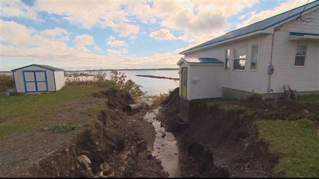 Les pluies ont creusé un canal directement à côté de la maison de James Bates. Les pluies ont creusé un canal directement à côté de la maison de James Bates.