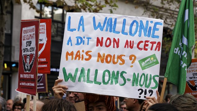 Une affiche d'opposants à l'accord de libre-échange Canada-UE Une affiche d'opposants à l'accord de libre-échange Canada-UE