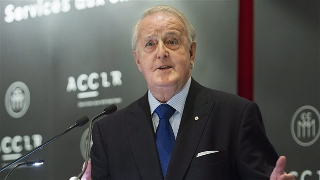 L'ex-premier ministre Brian Mulroney était devant la Chambre de commerce du Montréal métropolitain pour parler des problèmes économiques internationaux. L'ex-premier ministre Brian Mulroney était devant la Chambre de commerce du Montréal métropolitain pour parler des problèmes économiques internationaux.
