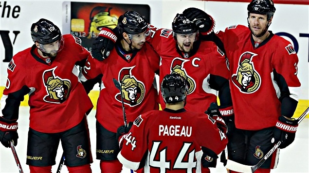 Erik Karlsson a inscrit l'un des buts des Sénateurs Erik Karlsson a inscrit l'un des buts des Sénateurs