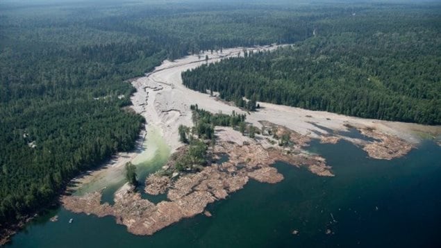 Le déversement d'eaux usées en août 2014 à la mine Mount Polley en Colombie-Britannique. Le déversement d'eaux usées en août 2014 à la mine Mount Polley en Colombie-Britannique.