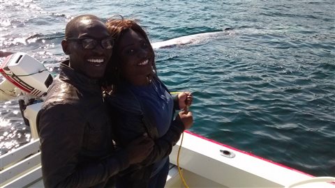 Ces touristes étaient enchantés de pouvoir assister au remorquage de la baleine. Ces touristes étaient enchantés de pouvoir assister au remorquage de la baleine.