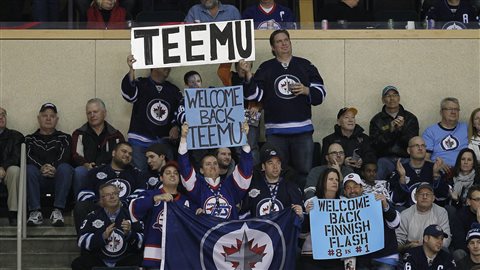 En décembre 2011, les partisans de Winnipeg accueillent pour la première fois le retour de Teemu Selanne à Winnipeg lors d’un match des Ducks d'Anaheim contre les Jets. En décembre 2011, les partisans de Winnipeg accueillent pour la première fois le retour de Teemu Selanne à Winnipeg lors d’un match des Ducks d'Anaheim contre les Jets.