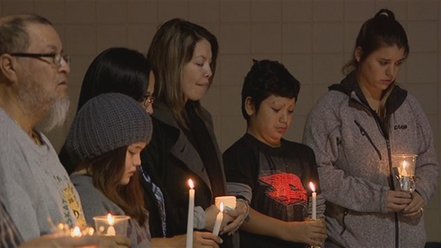 Des membres de la communauté en deuil lors d'un rassemblement à La Ronge Des membres de la communauté en deuil lors d'un rassemblement à La Ronge