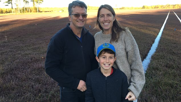 Gilles Martin et Nicole Comeau en compagnie de leur fils Téo. Gilles Martin et Nicole Comeau en compagnie de leur fils Téo.