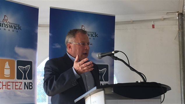 Le ministre de l'Agriculture, de l'Aquaculture et des Pêches du Nouveau-Brunswick, Rick Doucet, annonce les grandes lignes d'une campagne d'achat local. Le ministre de l'Agriculture, de l'Aquaculture et des Pêches du Nouveau-Brunswick, Rick Doucet, annonce les grandes lignes d'une campagne d'achat local.
