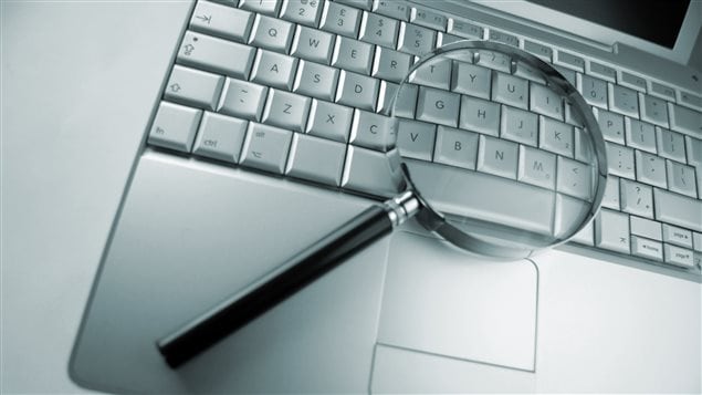 Une loupe sur un clavier Une loupe sur un clavier