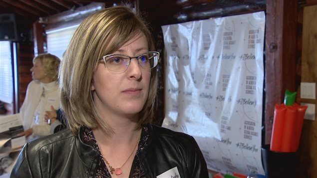 Stephanie McLean, ministre du Statut de la femme de l'Alberta. Stephanie McLean, ministre du Statut de la femme de l'Alberta.