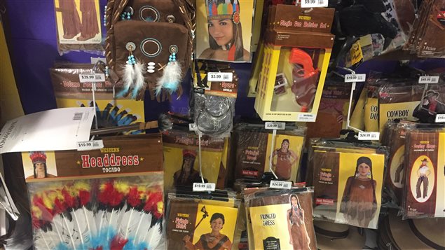 des costumes et autres accessoires pour se déguiser en petit indien. des costumes et autres accessoires pour se déguiser en petit indien.