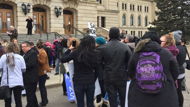 Plusieurs personnes se sont rassemblées mercredi à l'Assemblée législative de la Saskatchewan à Regina. Plusieurs personnes se sont rassemblées mercredi à l'Assemblée législative de la Saskatchewan à Regina.