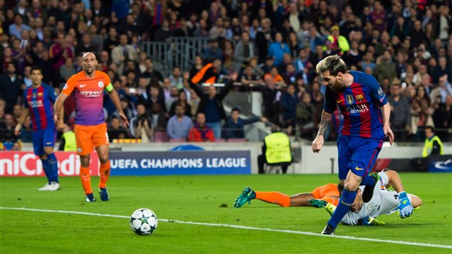 Lionel Messi marque le premier de ses 3 buts contre Manchester City Lionel Messi marque le premier de ses 3 buts contre Manchester City